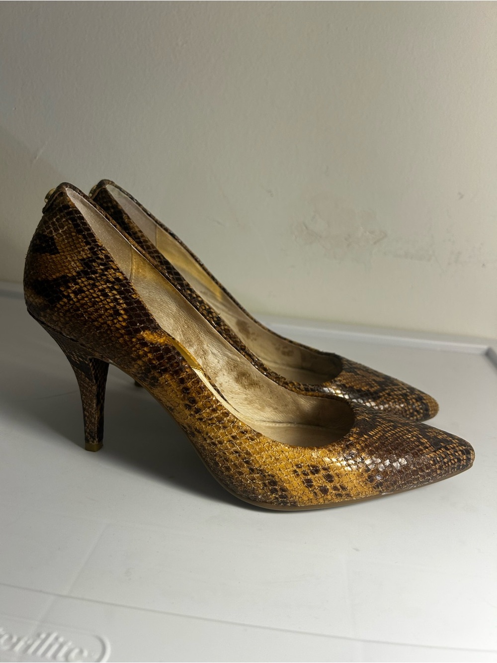 Michael Kors Snakeskin Pointed Toe Pumps Heels Size 7.5M